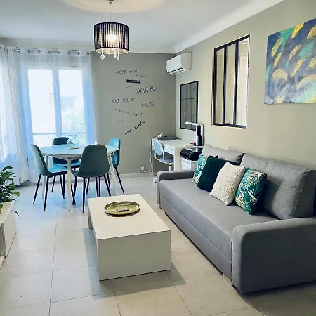 Only For Female Guests, Shared Homestay, West Cosy Flat, Balcony Near Airport Train Public Transport Supermarket