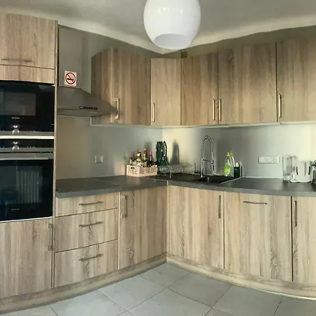 Only For Female Guests, Shared Homestay, West Cosy Flat, Balcony Near Airport Train Public Transport Supermarket Pansiyon *