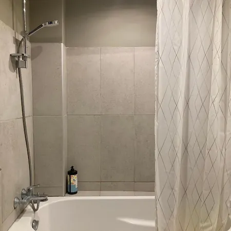 Only For Female Guests, Shared Homestay, West Cosy Flat, Balcony Near Airport Train Public Transport Supermarket Pansiyon *